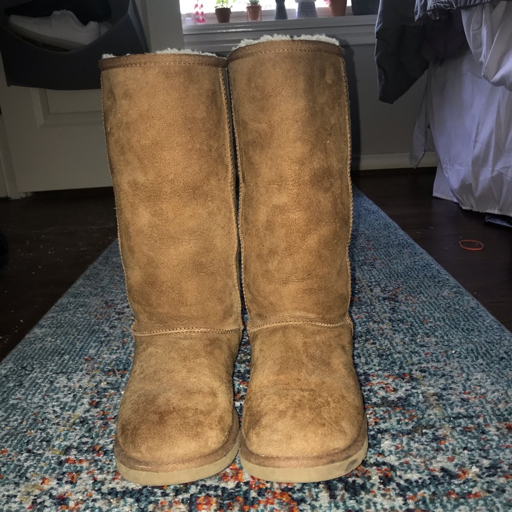 Woman’s Ugg’s Classic Tall 2 Boots- size 9